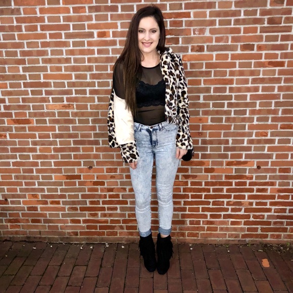 Mesh lace accented top - Picture 3 of 3